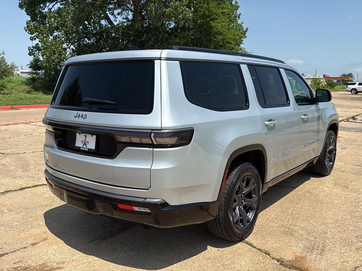 New 2026 Silver-Zynith Exterior Paint Jeep Limited Altitude image 7