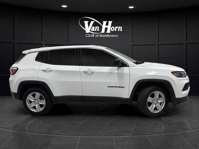 Used 2022 Bright White Clearcoat Jeep Latitude image 8