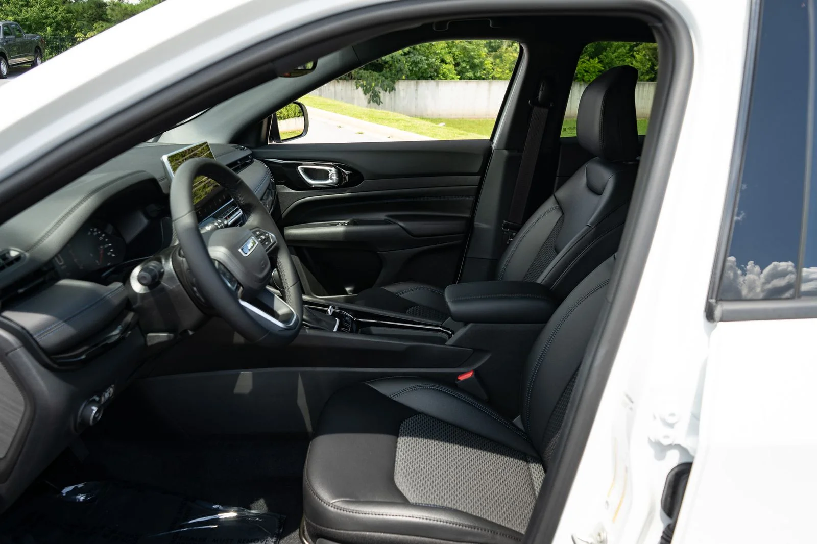 New 2026 Bright White Clearcoat Jeep Latitude image 14
