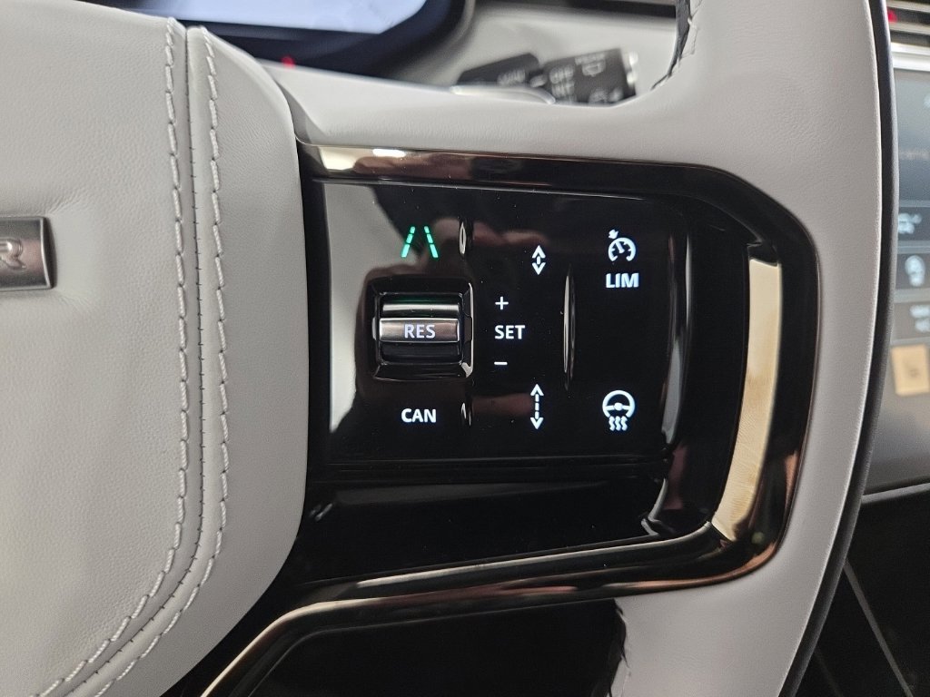New 2027 Santorini Black Land Rover Dynamic SE image 15