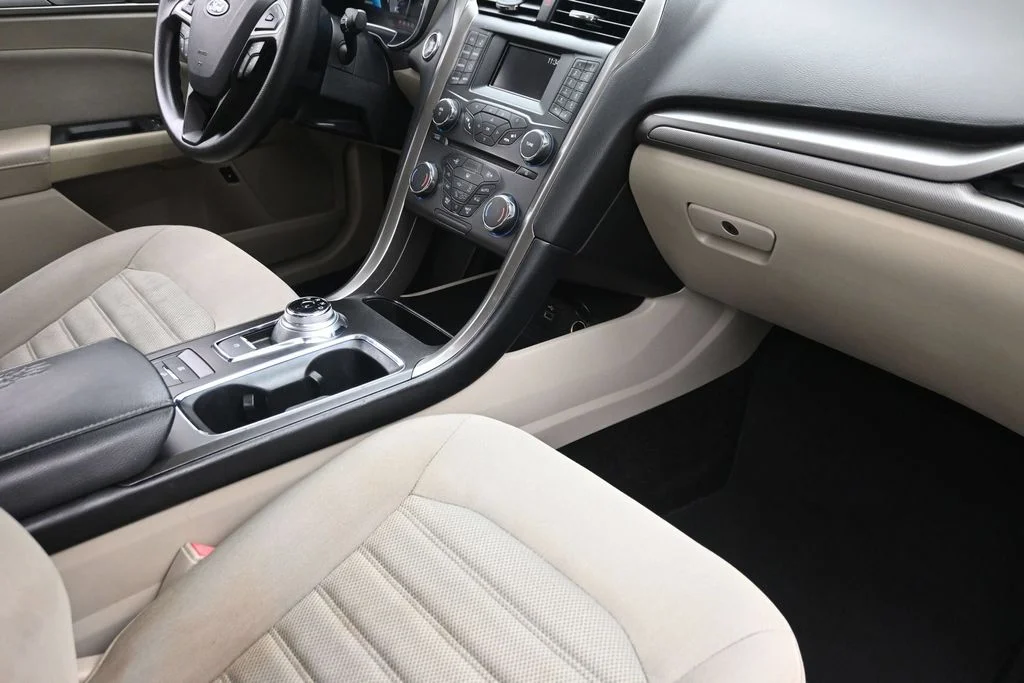 Used 2018 White Ford SE image 9