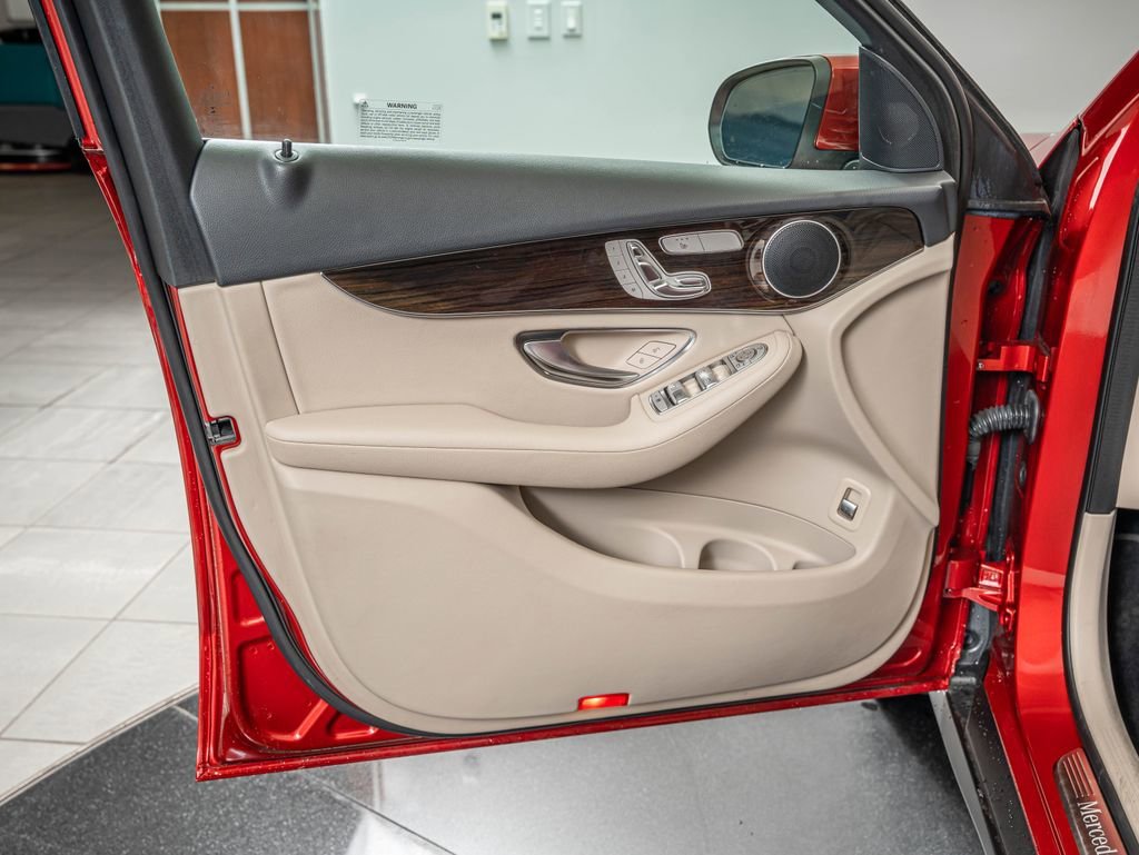 Used 2022 Manufaktur Cardinal Red Metallic Mercedes-Benz GLC 300 image 18