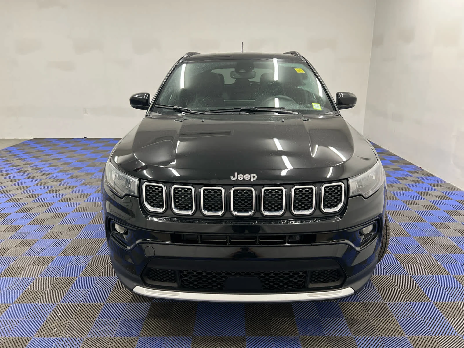 Used 2023 Diamond Black Crystal Pearlcoat Jeep Limited image 7