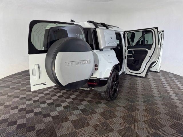 Used 2022 White Land Rover X-Dynamic HSE image 14