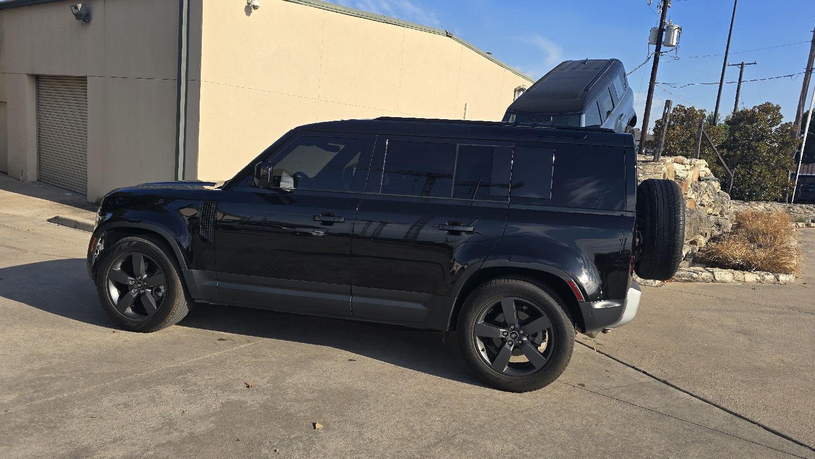 Used 2025 Santorini Black Land Rover S image 2