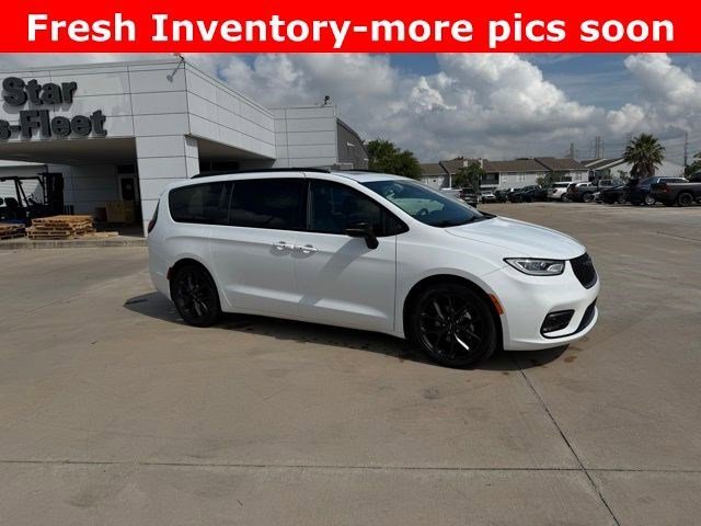 Used 2025 Bright White Clearcoat Chrysler Limited image 2