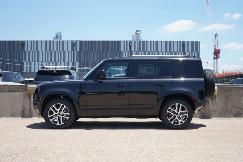 New 2026 Black Land Rover X-Dynamic SE image 4