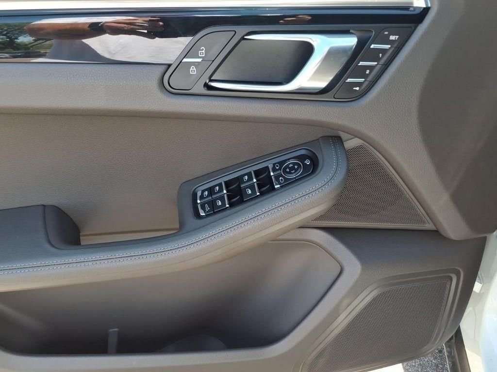 Used 2025  Porsche Base image 15