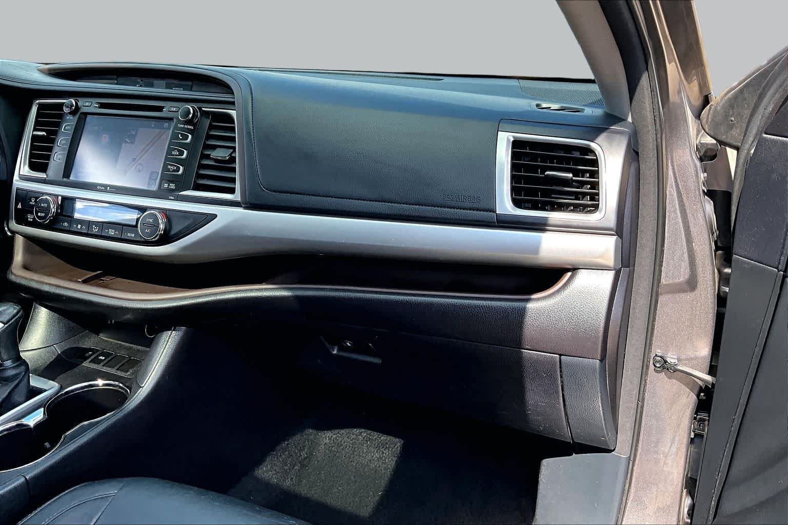Used 2015 Predawn Gray Mica Toyota XLE image 19