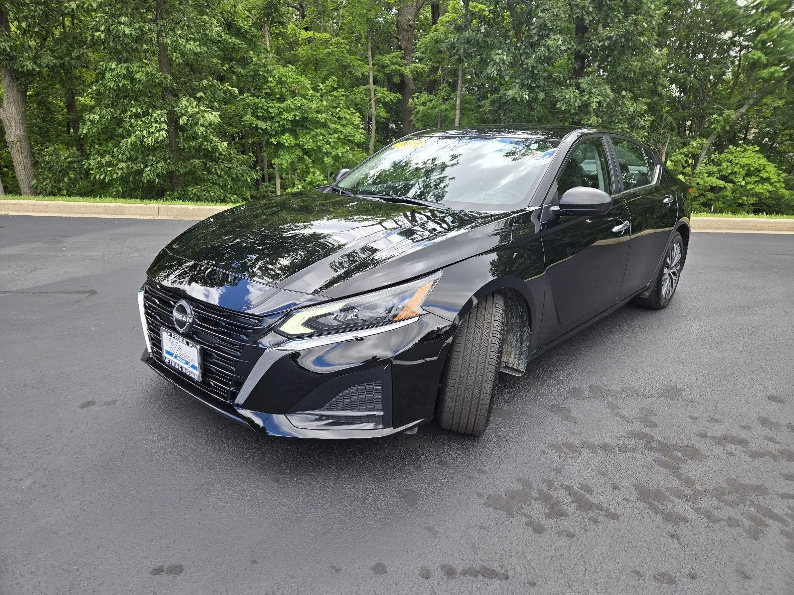 Used 2025 Super Black Nissan SV image 4
