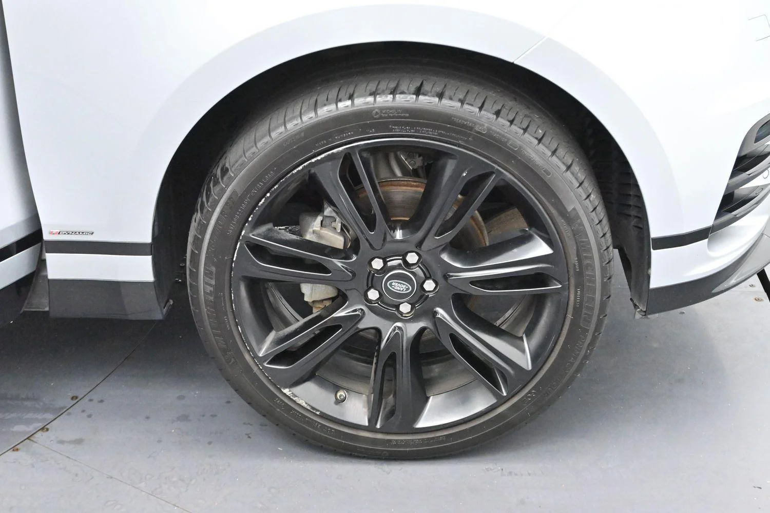 Used 2020 Silicon Silver Premium Metallic Land Rover R-Dynamic S image 33
