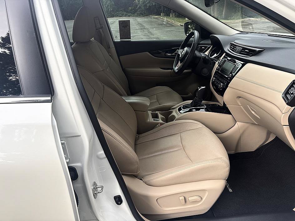 Used 2020 Pearl White Tricoat Nissan SL image 21