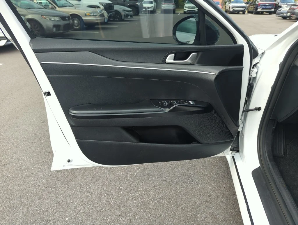 Used 2023 White Kia GT-Line image 18