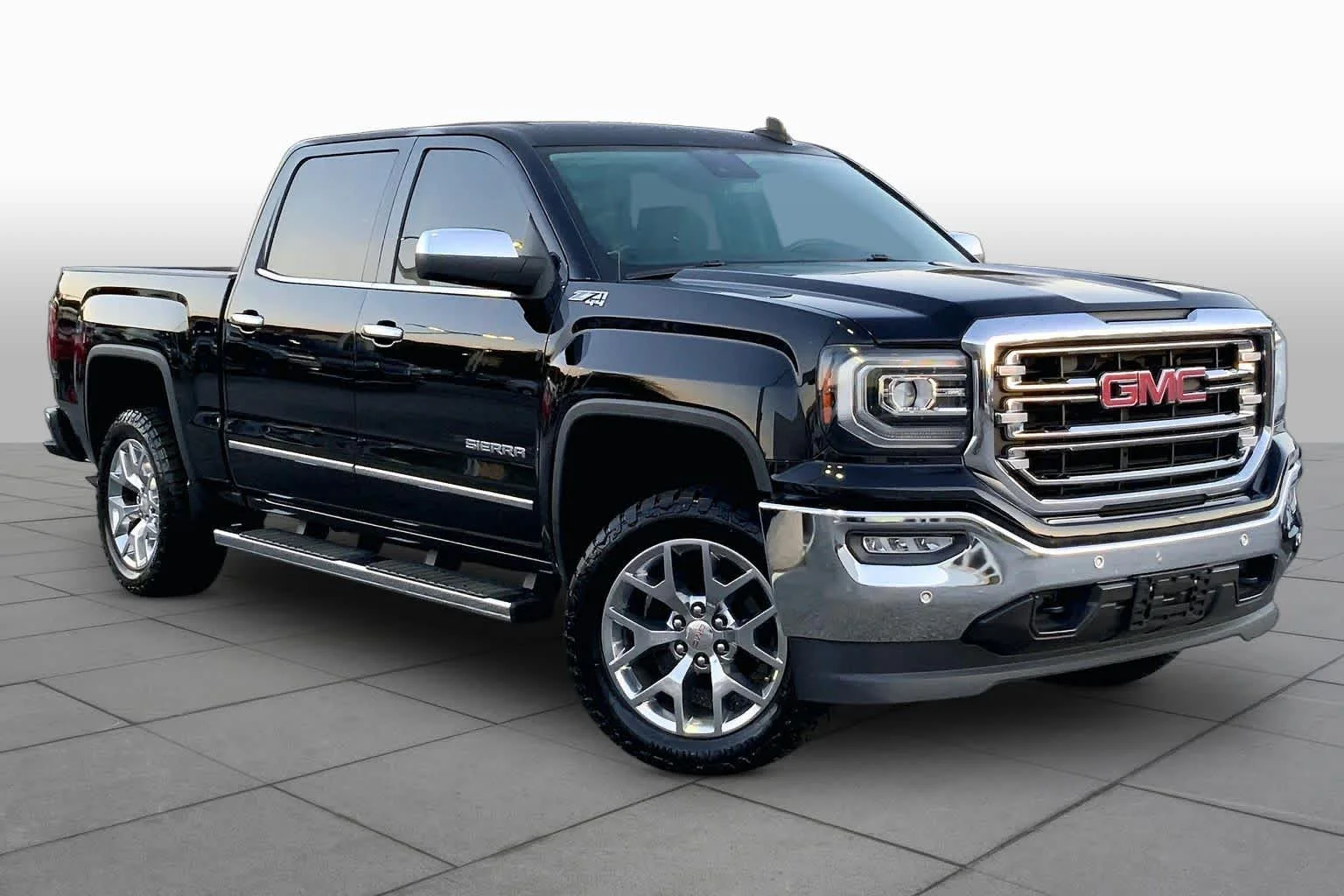 Used 2018 Onyx Black GMC SLT image 3