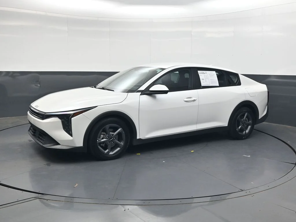 Used 2025 White Kia LXS image 11