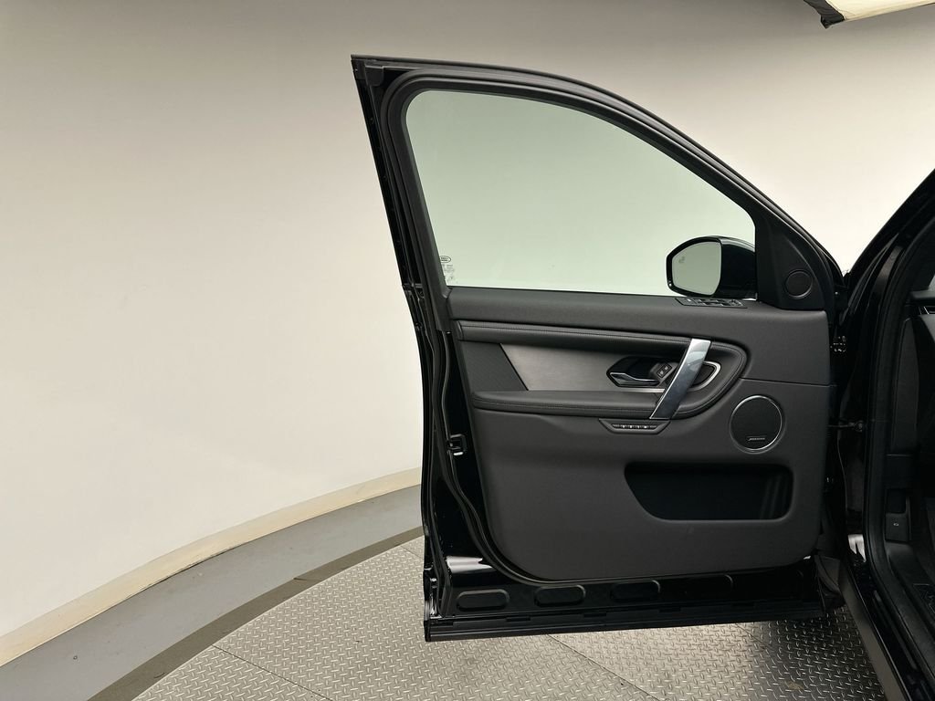 New 2026 Santorini Black Metallic Land Rover Landmark image 9