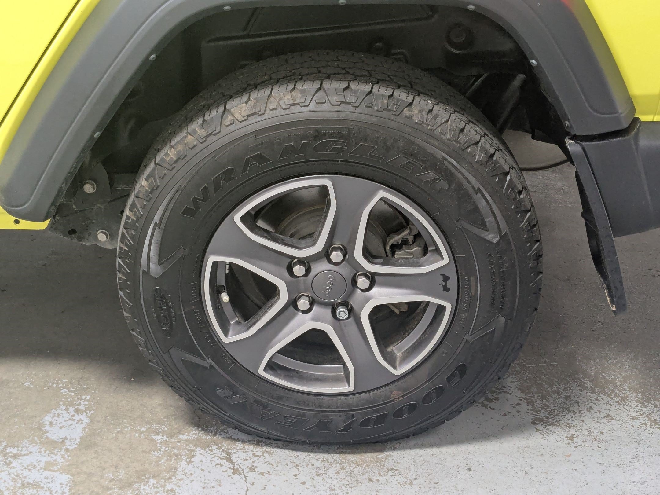 Used 2023 High Velocity Clearcoat Jeep Sport S image 23
