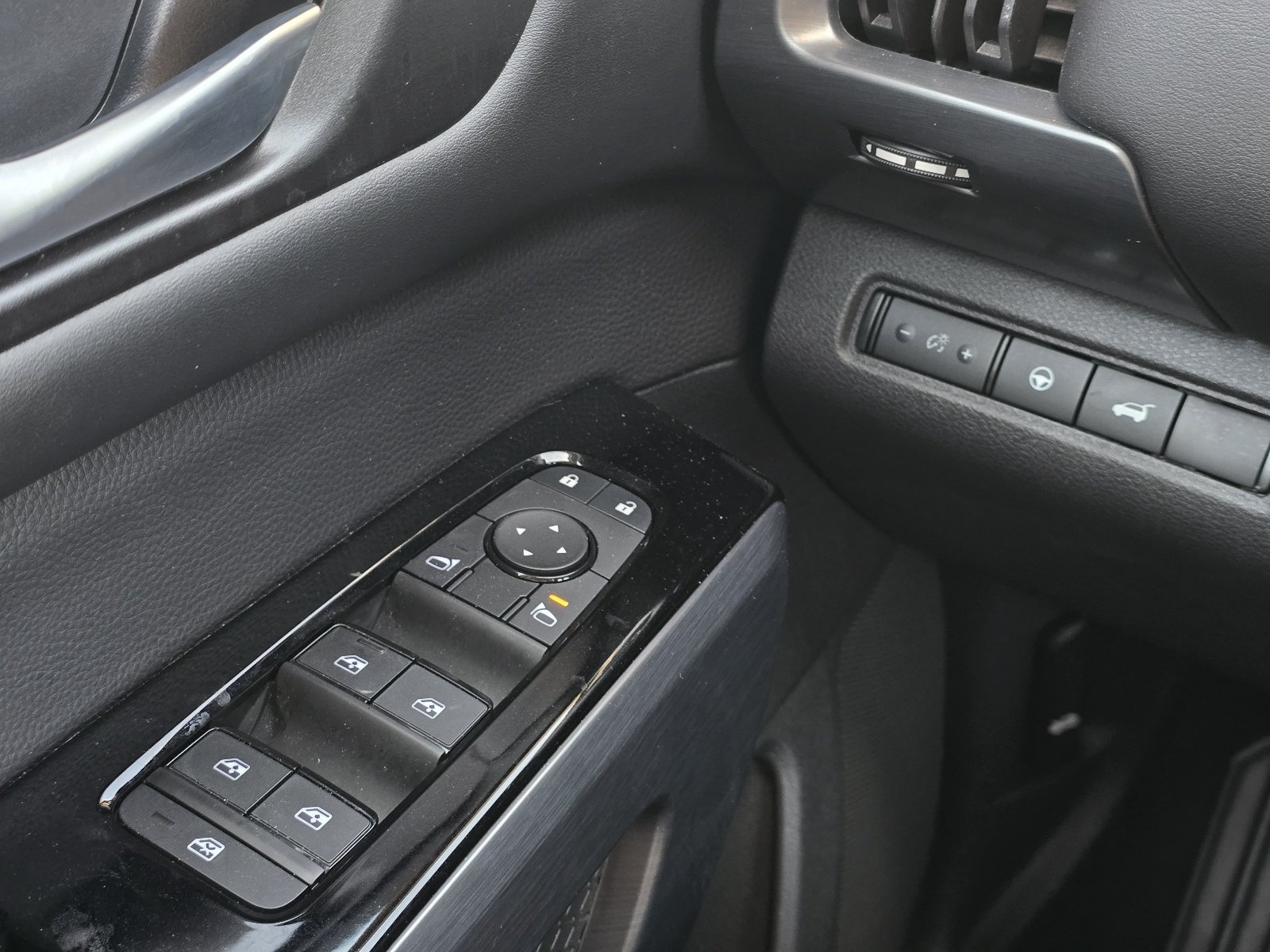 2024 Nissan Pathfinder SL - Photo 22