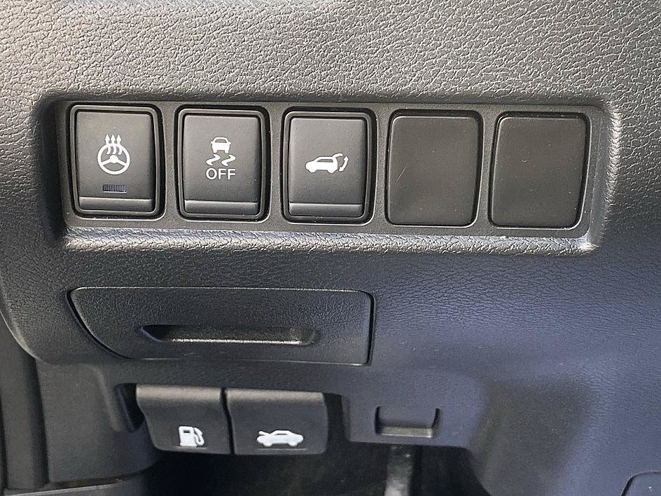 Used 2018 Pearl White Nissan SL image 24