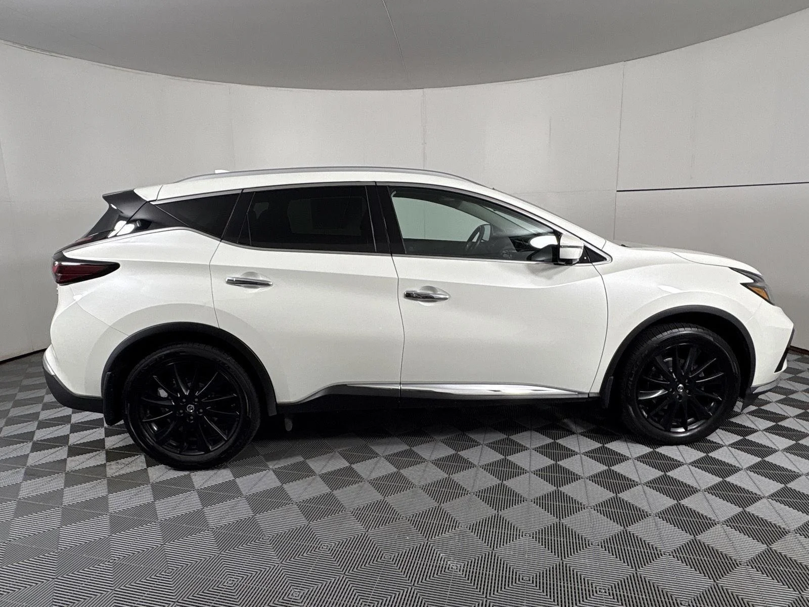 Used 2020 Pearl White Tricoat Nissan Platinum image 27