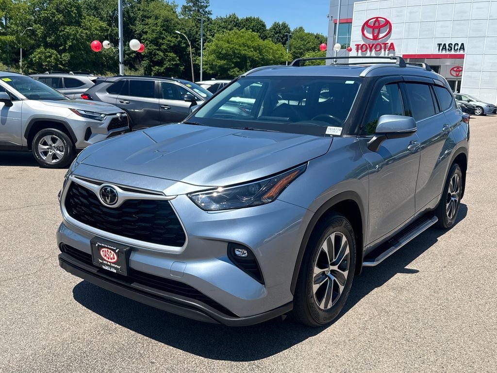 Used 2022 Gray Toyota XLE image 3