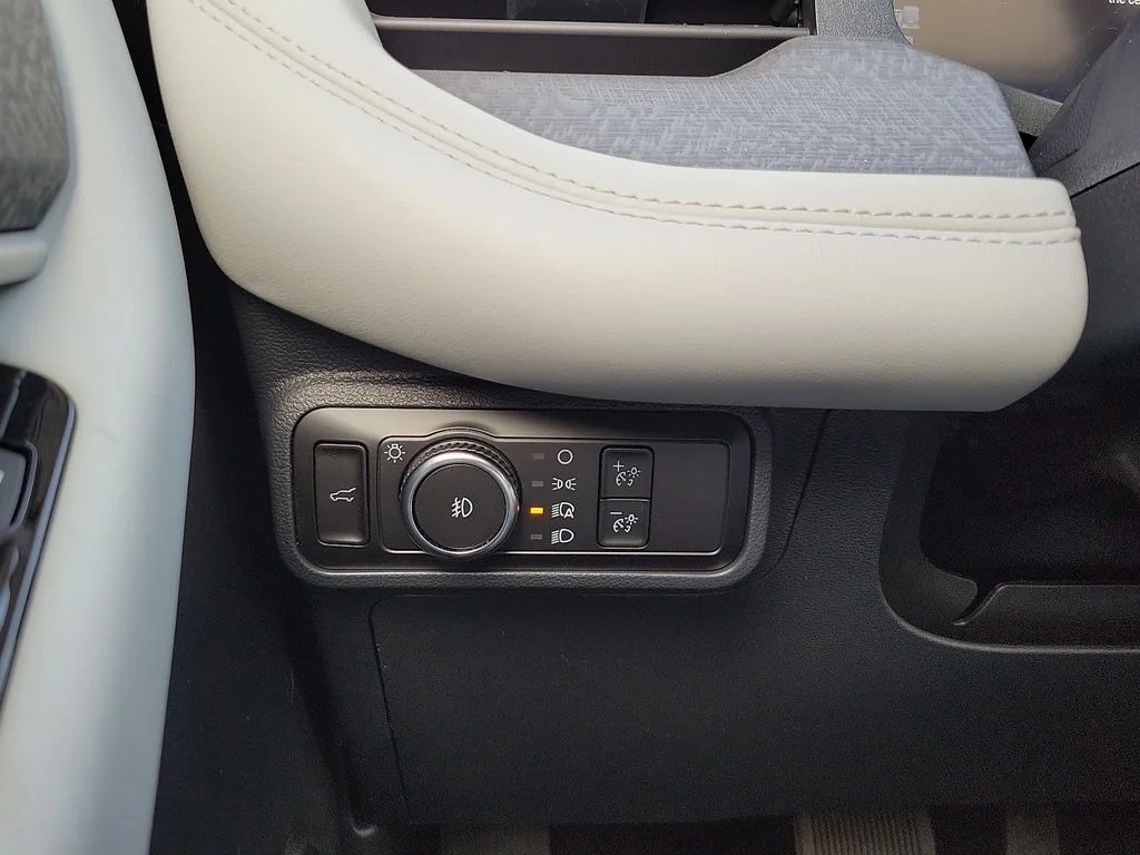New 2026 Star White Metallic Tri-Coat Ford Platinum™ image 15