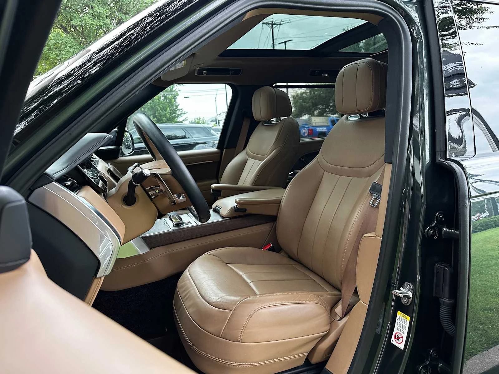 Used 2024  Land Rover SE image 9