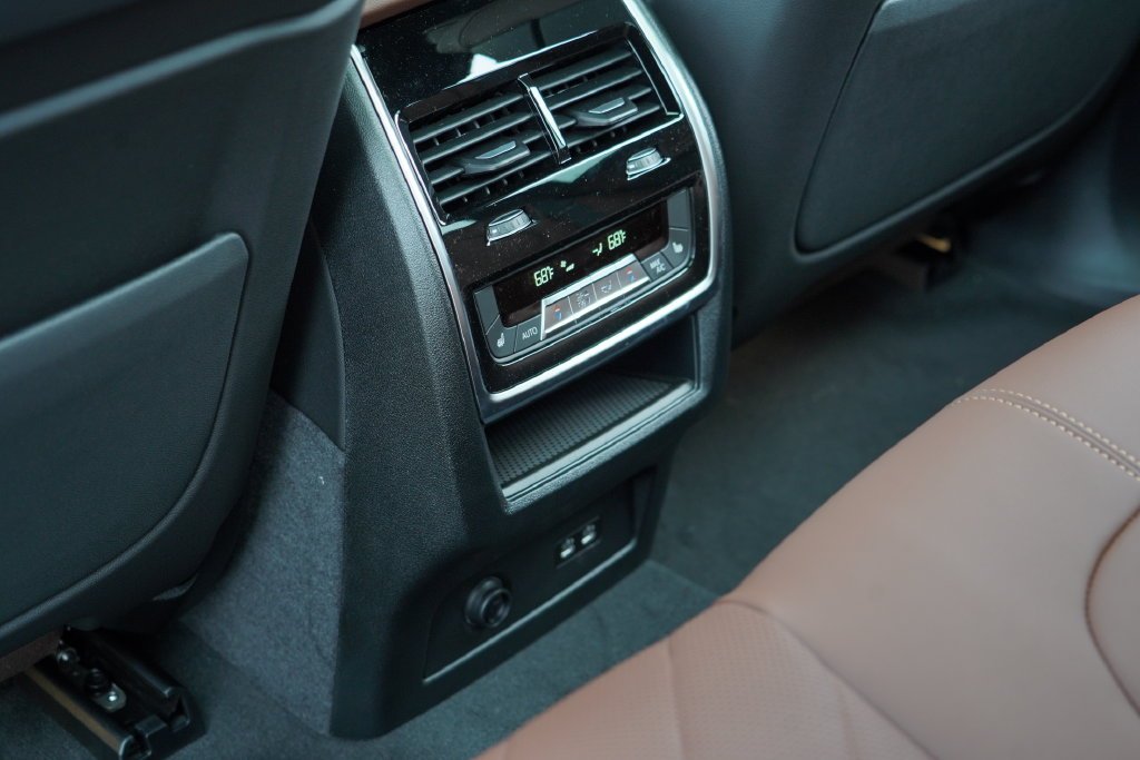 New 2026 Black Sapphire Metallic BMW xDrive50e image 30