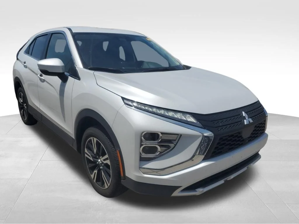Used 2025 White Mitsubishi SE image 10