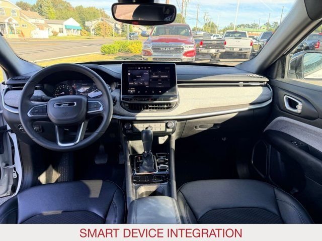 Used 2024 White Jeep Latitude image 18