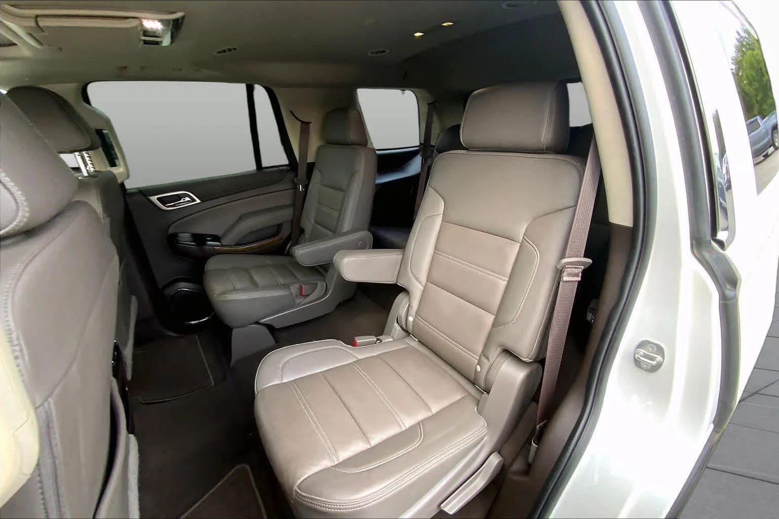 Used 2019 White Frost Tricoat GMC Denali image 18