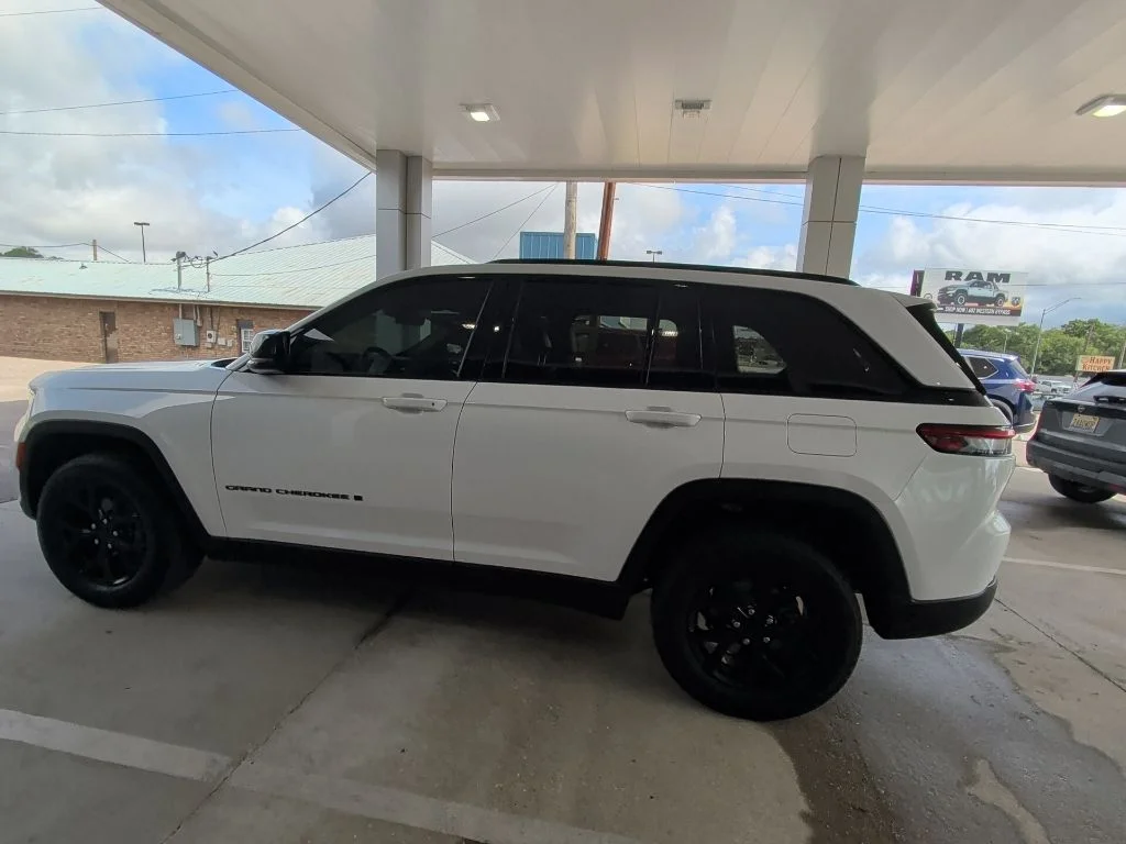 Used 2025 White Jeep Altitude X image 11