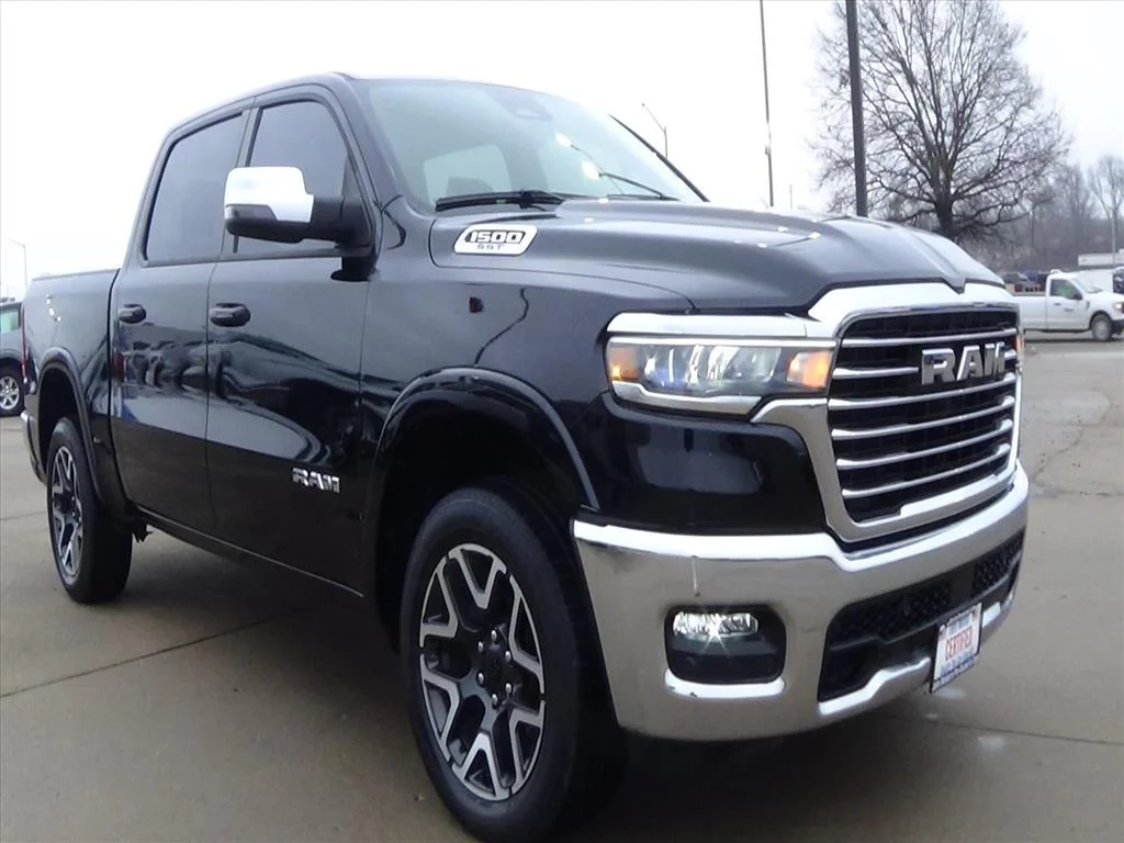 Certified Used 2025 Diamond Black Crystal Pearl Coat (pxj) RAM Laramie image 4
