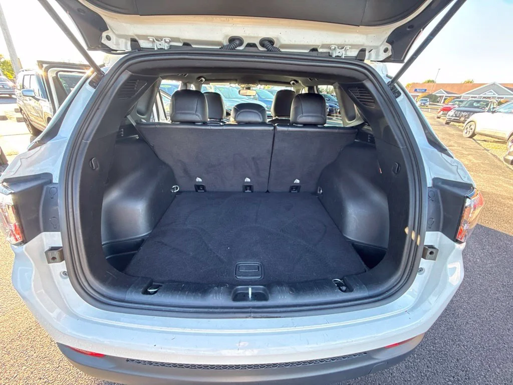 Used 2024 White Jeep Latitude image 31