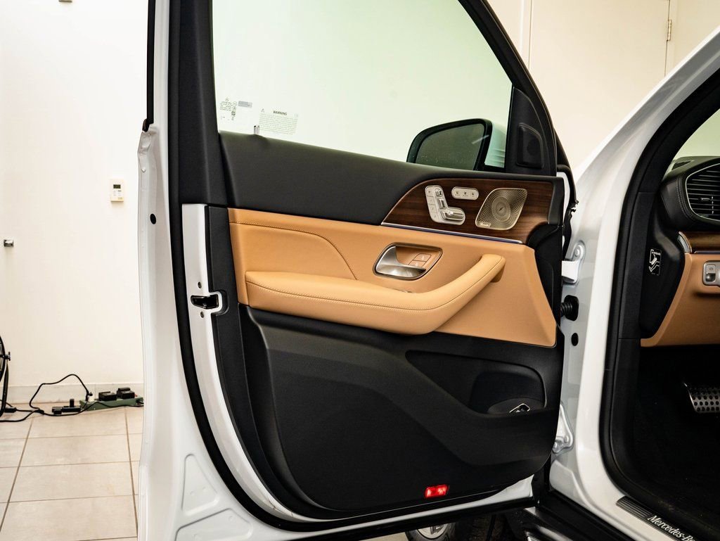 New 2026 MANUFAKTUR Moonlight White Metallic Mercedes-Benz GLS 450 image 27