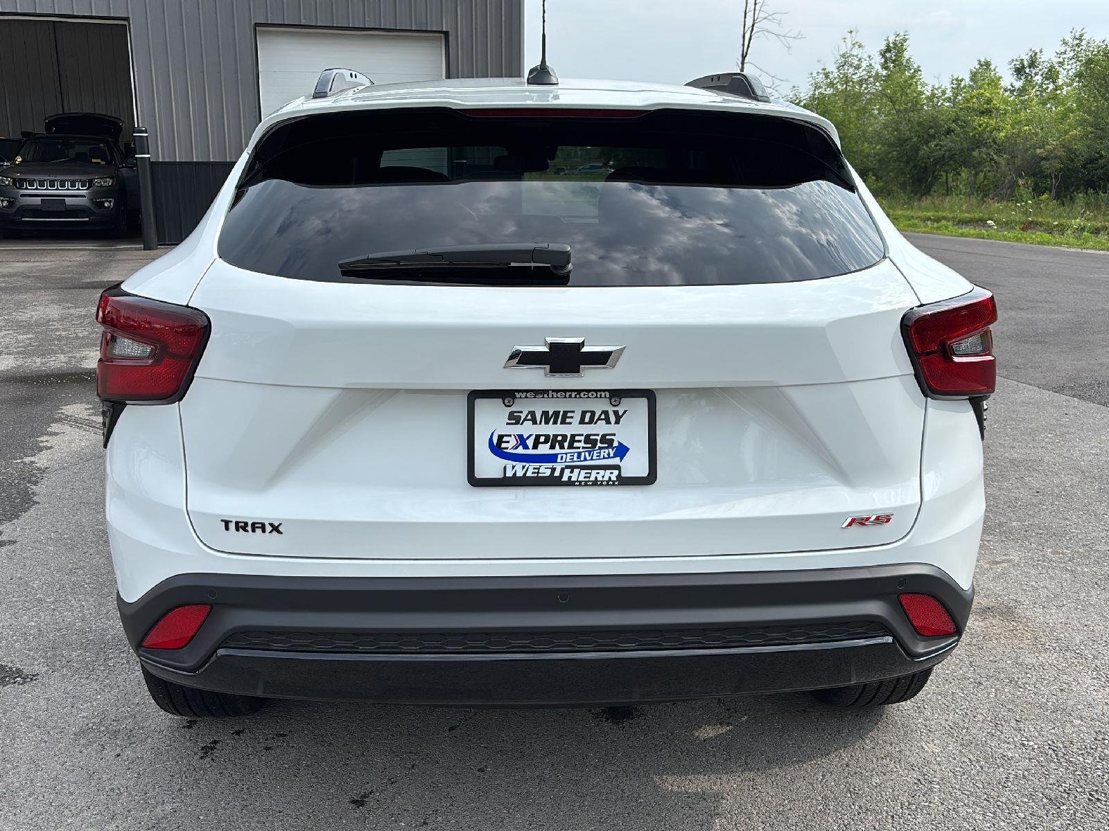 Used 2026 Summit White Chevrolet 2RS image 4