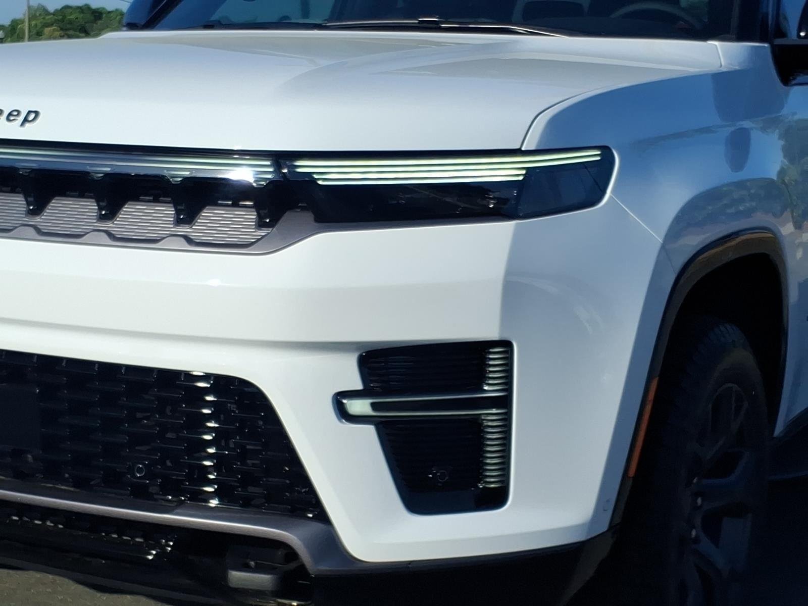 New 2026 Bright White Clear-Coat Exterior Paint Jeep Upland image 13
