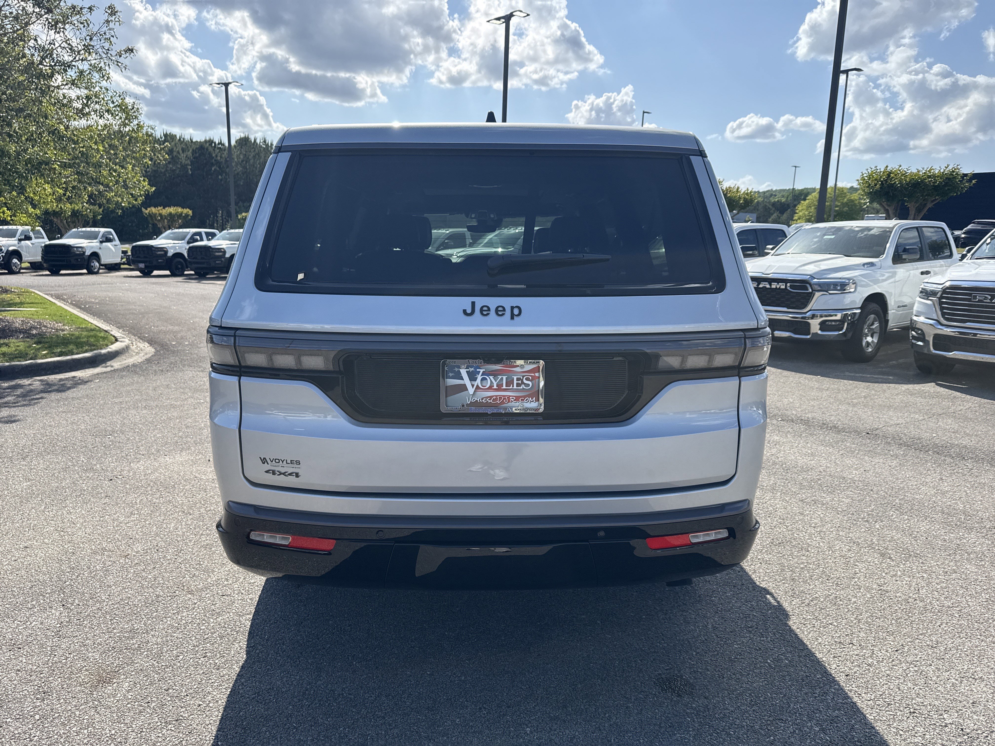 New 2026 Silver-Zynith Exterior Paint Jeep Limited Reserve image 6