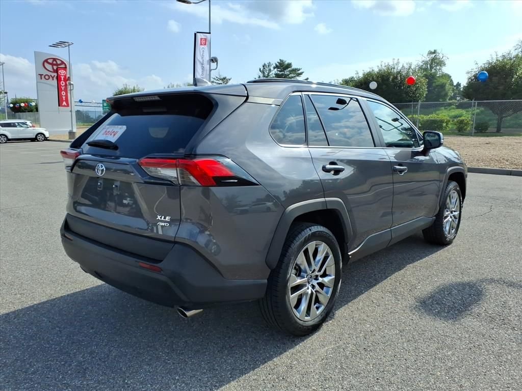 Used 2020 Gray Toyota XLE Premium image 4