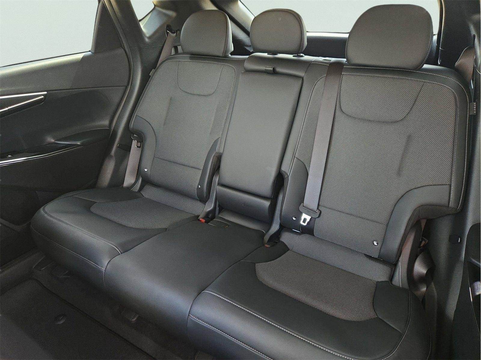 Used 2025 Glacial White Pearl Kia Light image 23