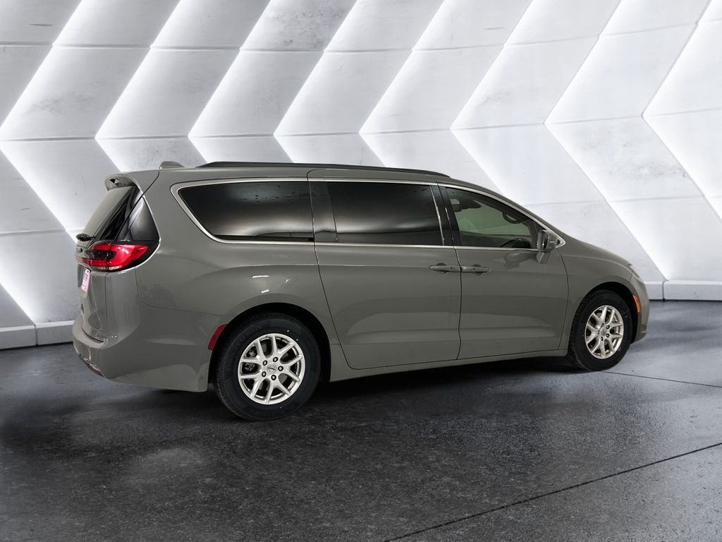 Used 2022 White Chrysler Touring L image 4