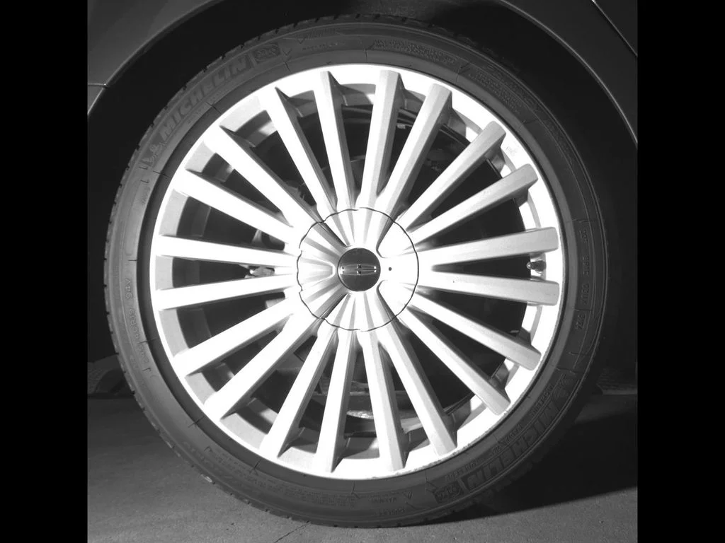 Used 2017 Red Lincoln Reserve image 12