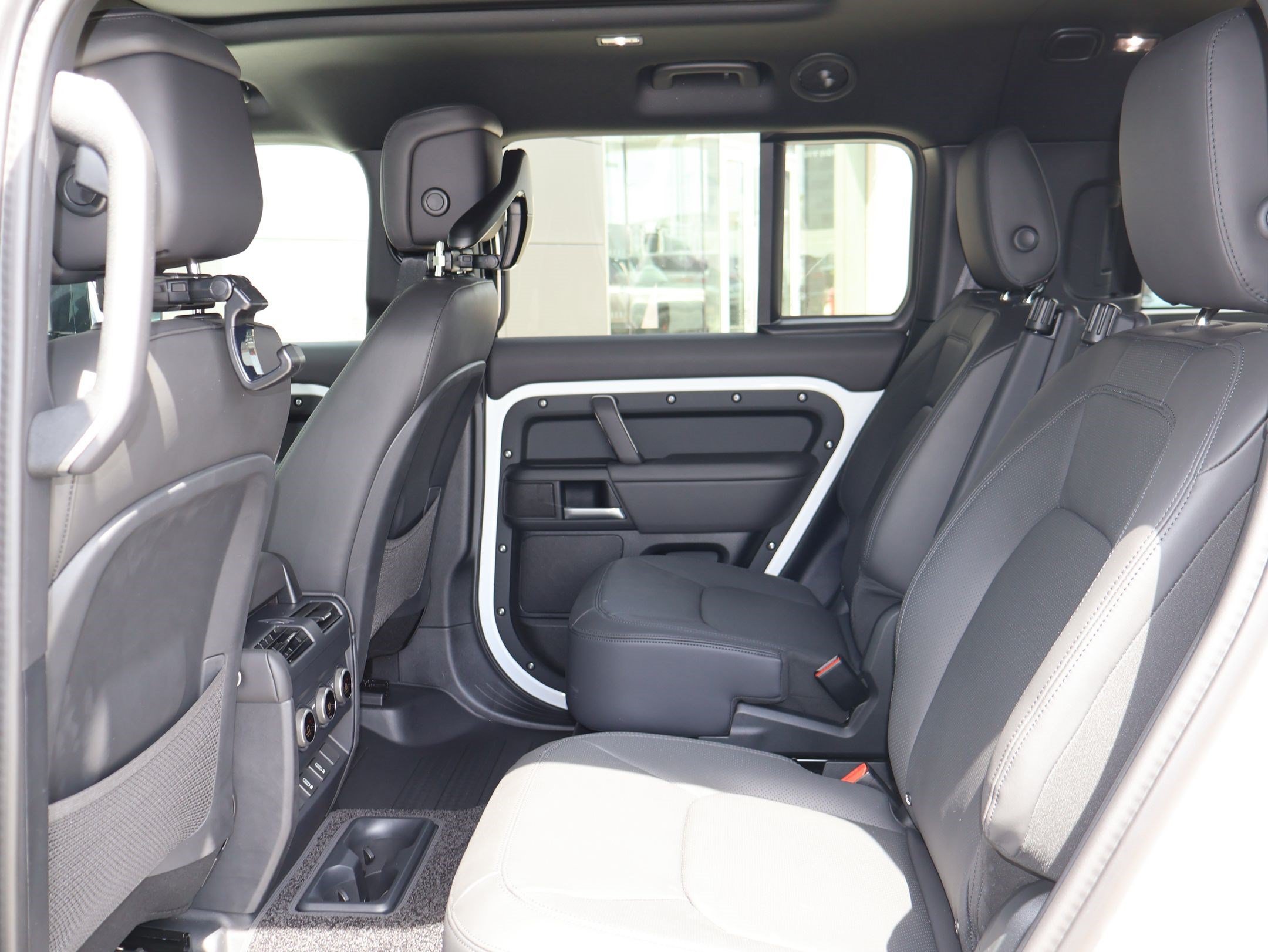 New 2026 Fuji White LAND ROVER P400 X-Dynamic SE image 16