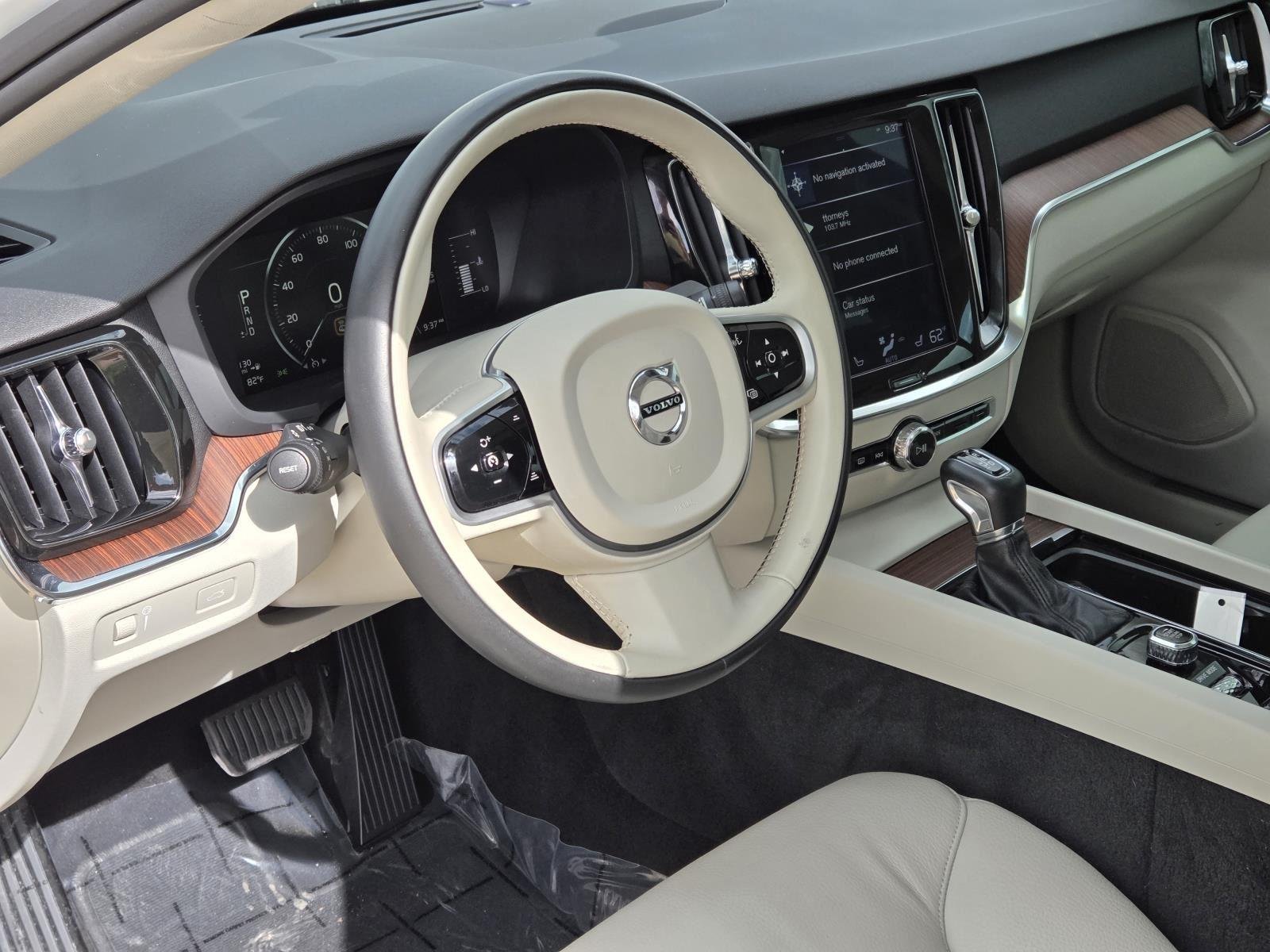 Used 2019 Crystal White Pearl Metallic Volvo Momentum image 32