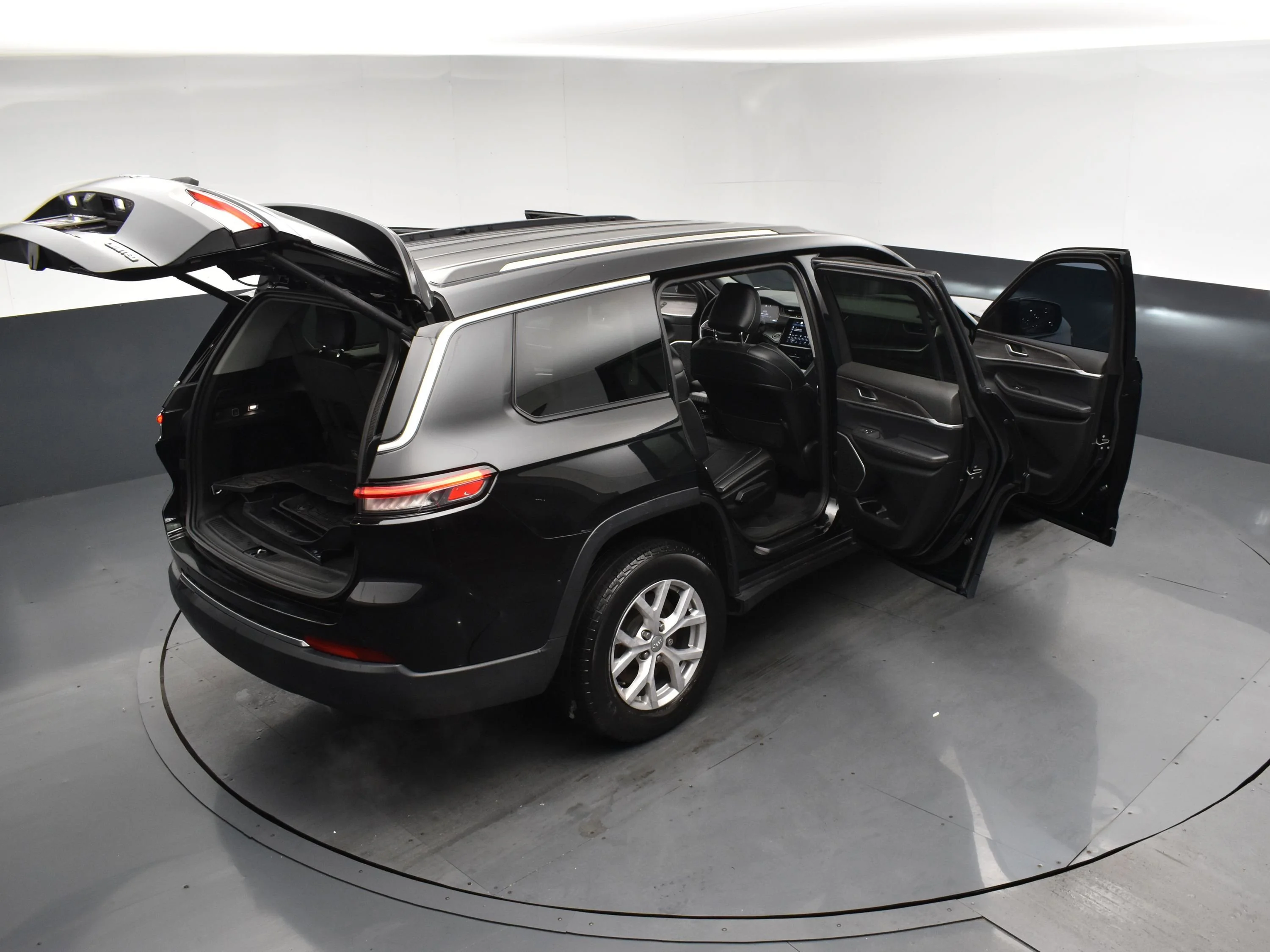 Used 2021 Diamond Black Crystal Pearlcoat Jeep Limited image 27