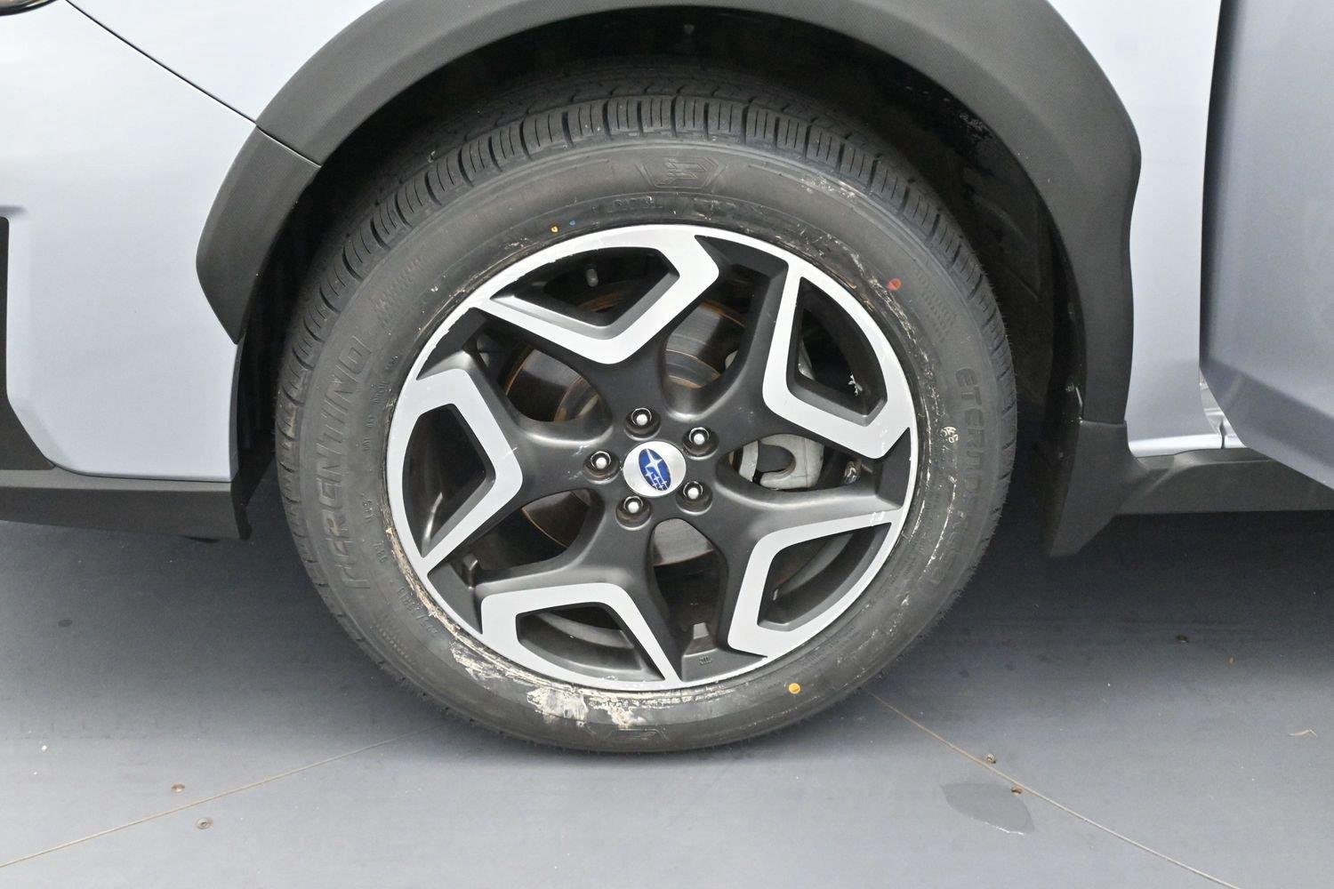 Used 2018 Ice Silver Metallic Subaru Limited image 35