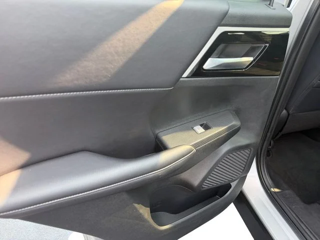 Used 2024 Silver Mitsubishi SE image 13
