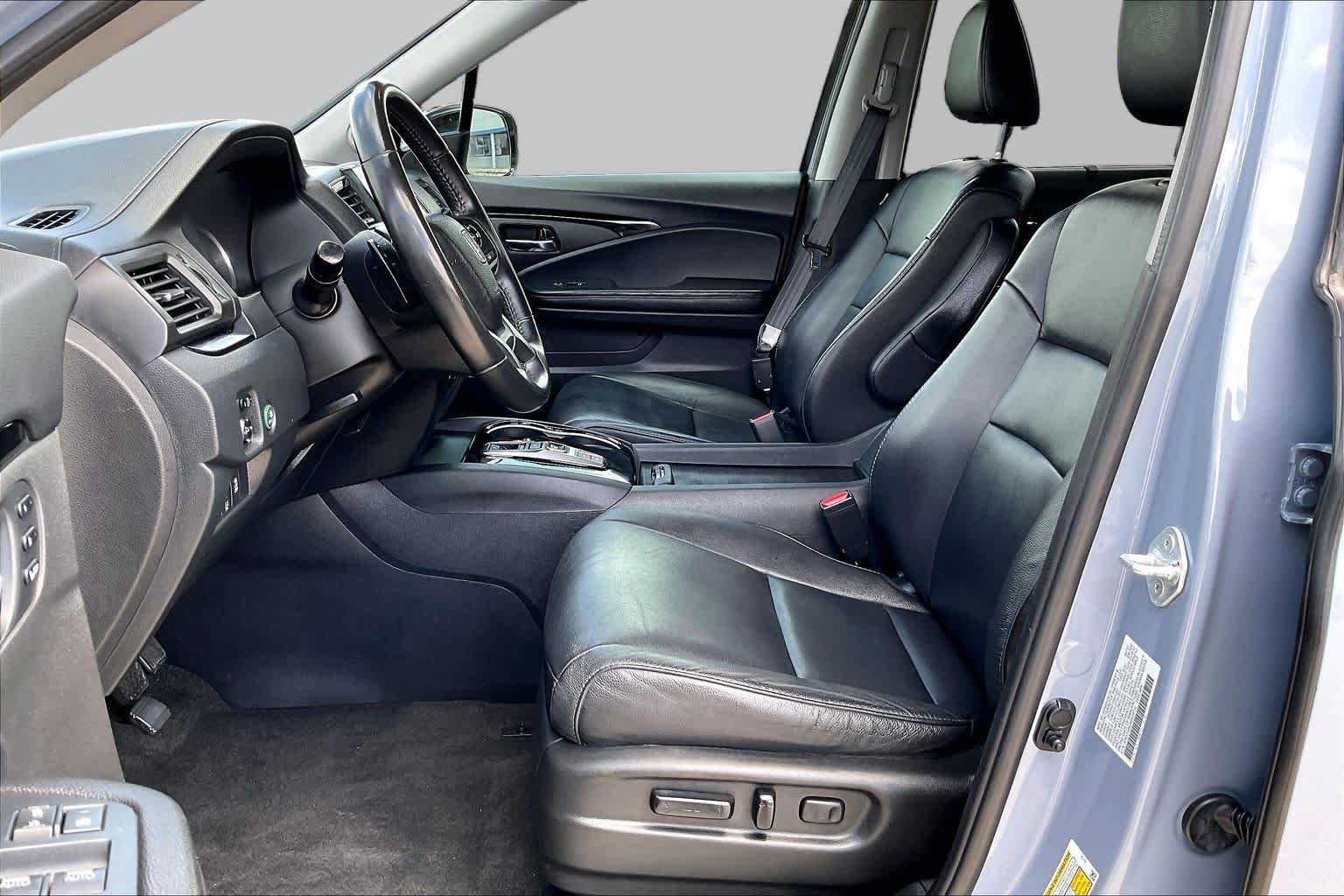 Used 2022 Sonic Gray Pearl Honda Touring 7-Passenger image 8