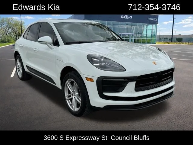 2022 Porsche Macan -'s photo