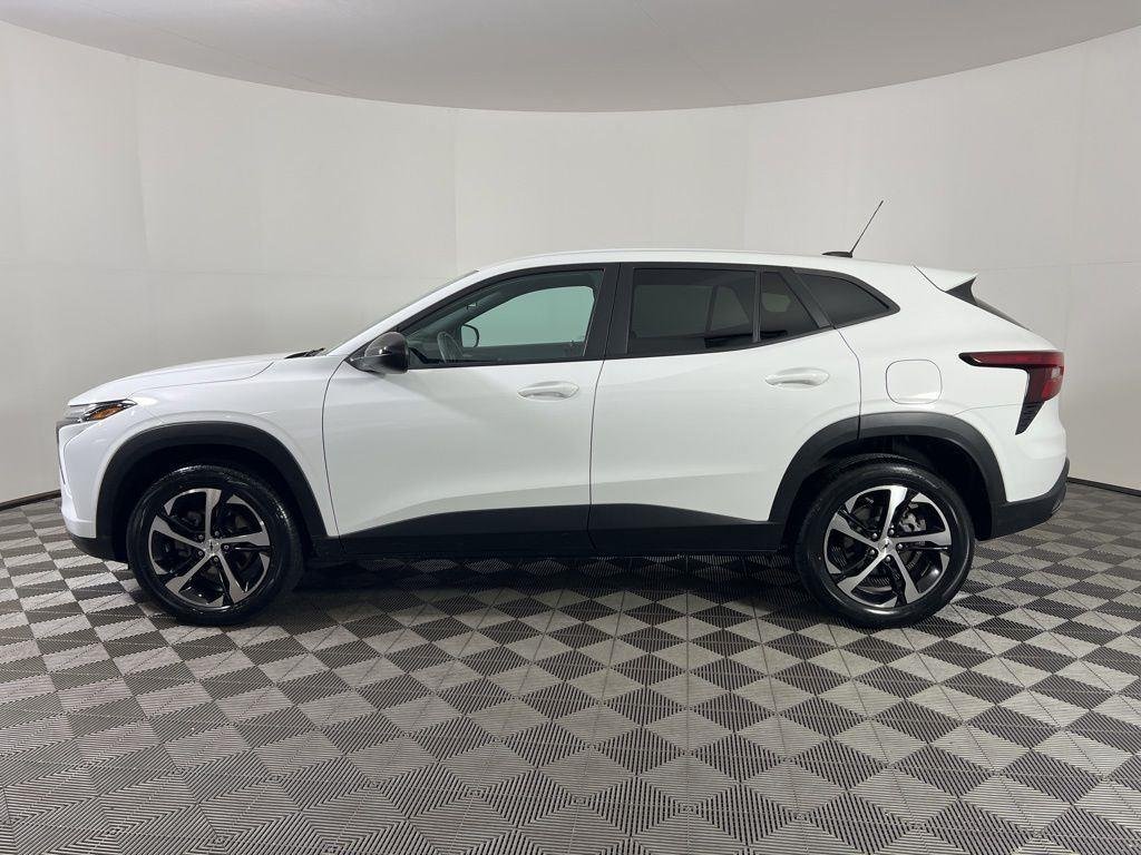 Used 2024 Summit White Chevrolet 1RS image 27